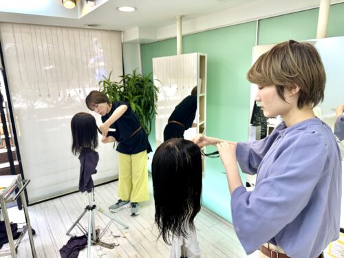 渋谷区代々木八幡の美容室でのベーシックカット講習会の風景