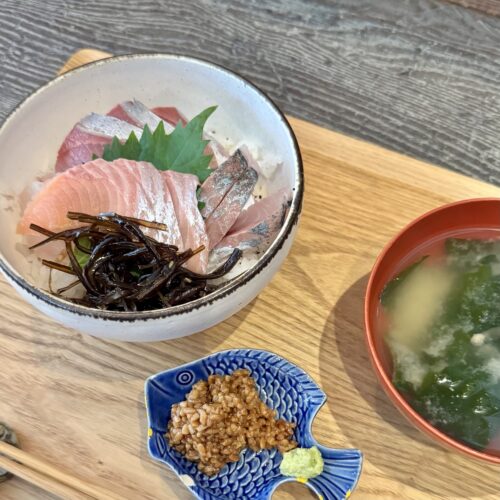 スタッフの個性を海鮮丼に例えた時の写真