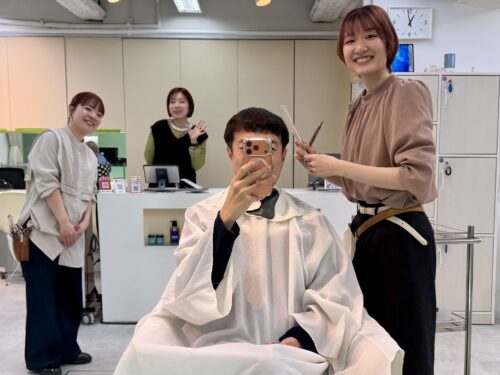 Splashスタイリスト杏にカットしてもらっているところ